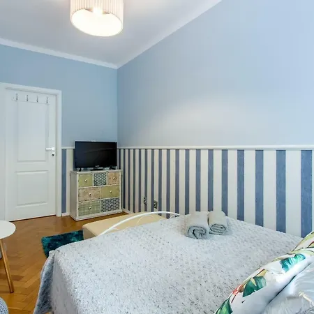 Clicktheflat Chmielna 7 * Warsaw